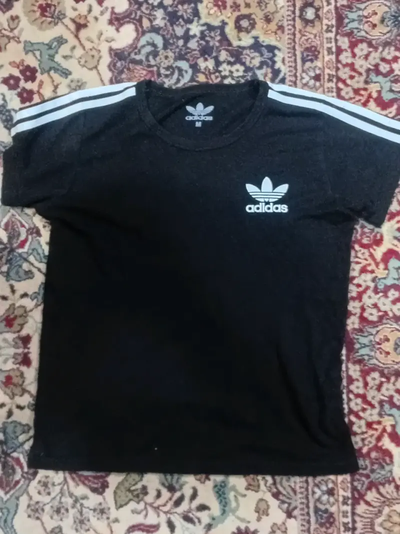 Polera Negra Adidas con Rayas Blancas - 2