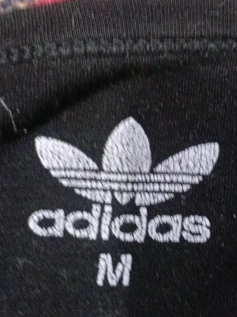 Polera Negra Adidas con Rayas Blancas - 3