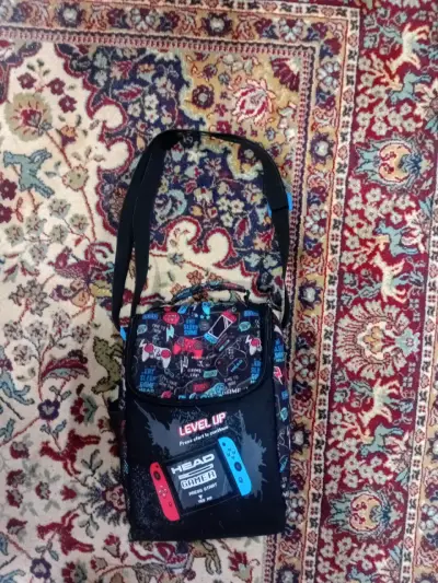 Bolso bandolera gamer con diseño de videojuegos - miniatura 1