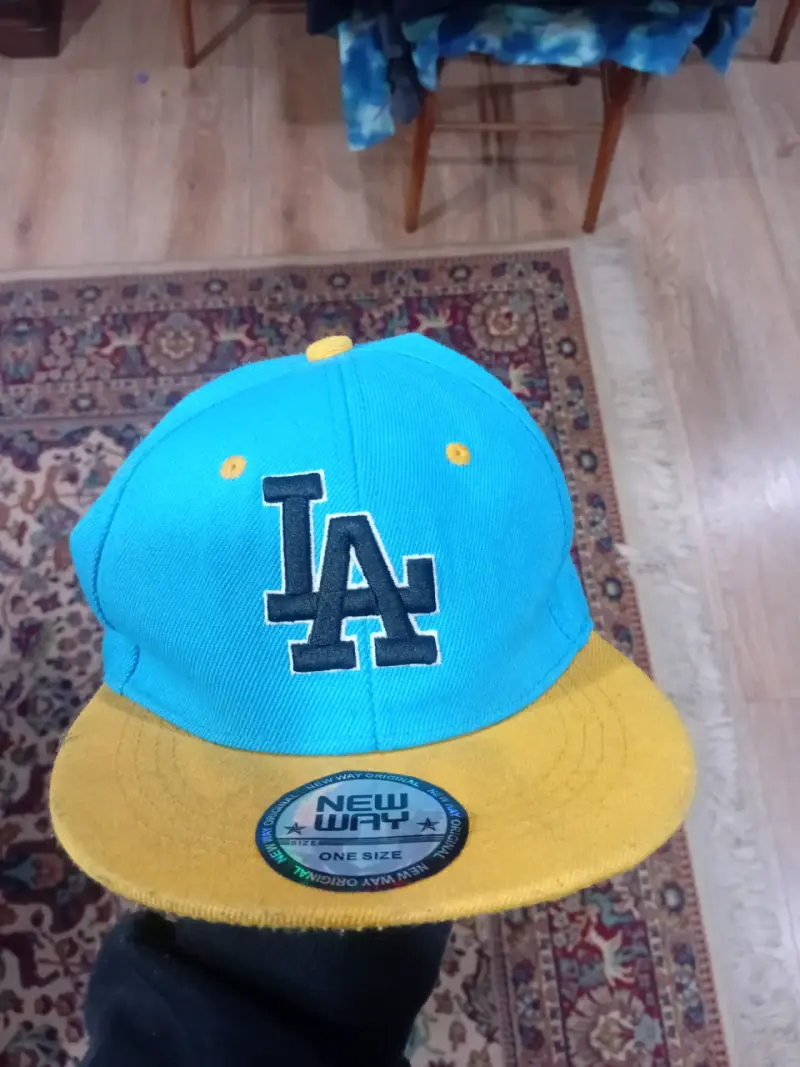 Gorra azul y amarilla estilo urbano - 1
