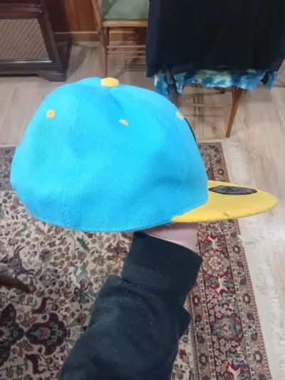 Gorra azul y amarilla estilo urbano - miniatura 2