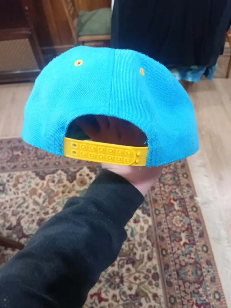 Gorra azul y amarilla estilo urbano - 3