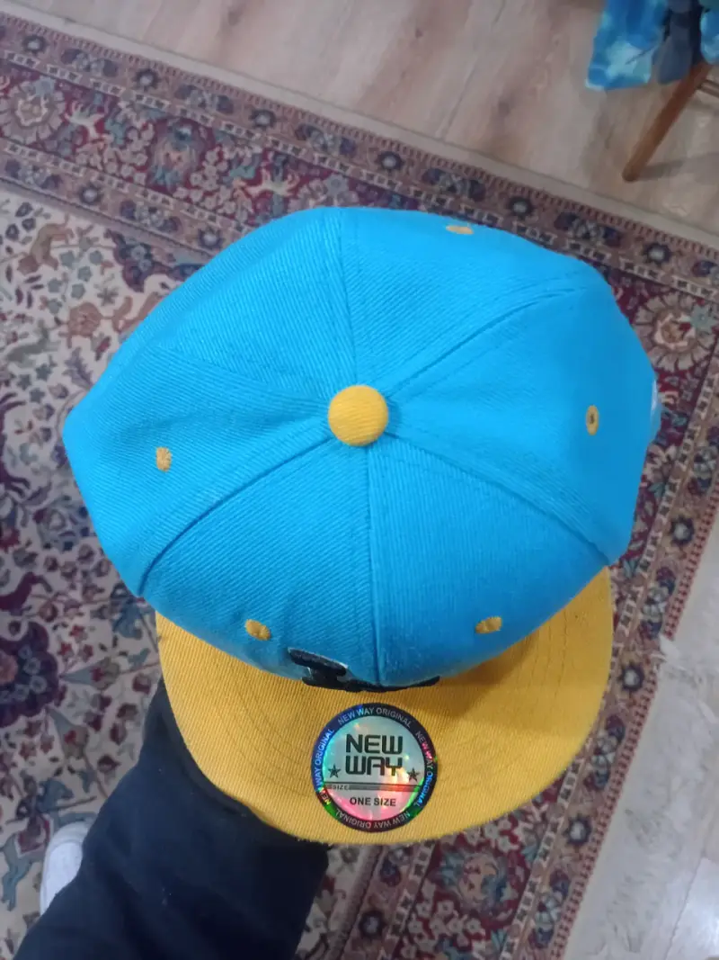 Gorra azul y amarilla estilo urbano - 4