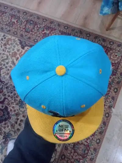 Gorra azul y amarilla estilo urbano - miniatura 4