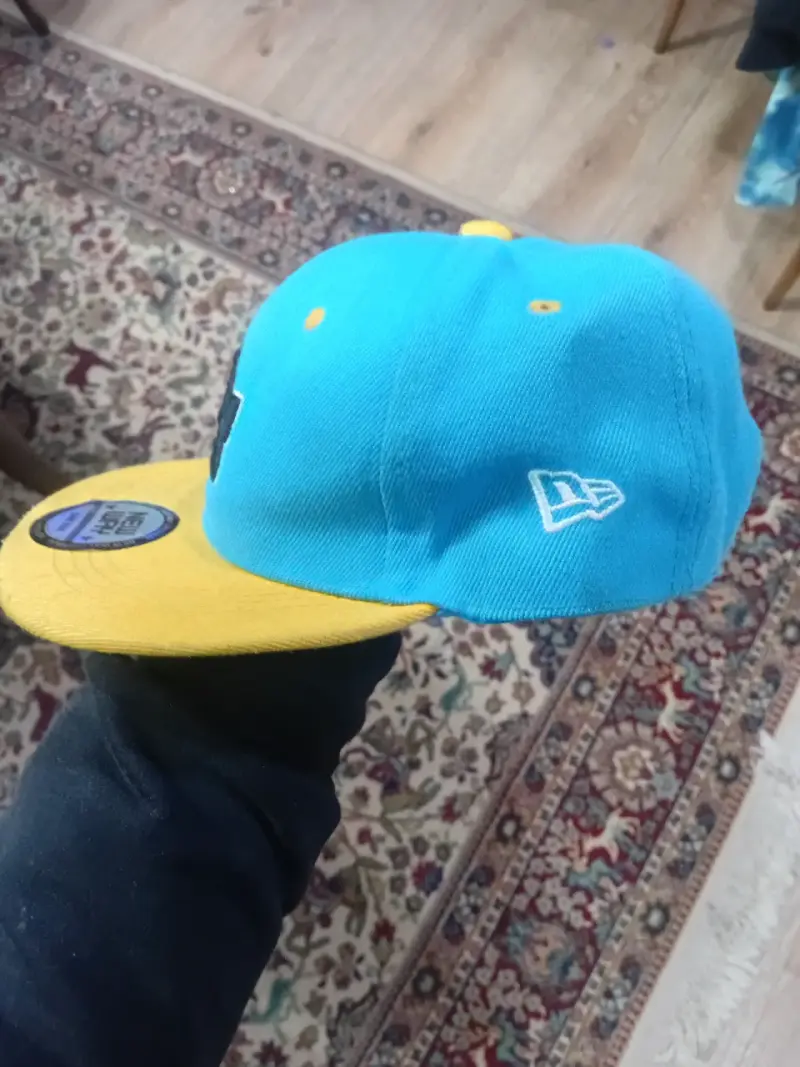Gorra azul y amarilla estilo urbano - 5