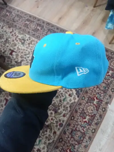 Gorra azul y amarilla estilo urbano - miniatura 5
