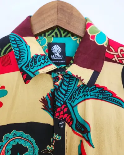 Camisa hawaiana estampada colorida para hombre - miniatura 3