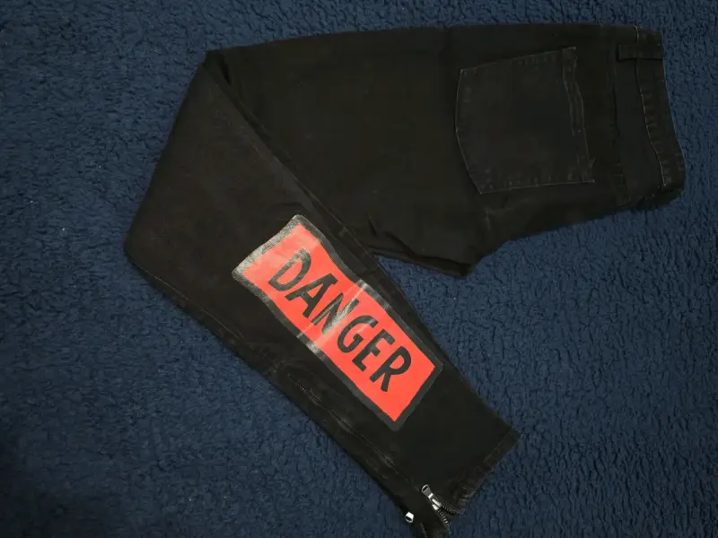 Jeans negros con parches estilo urbano - 3