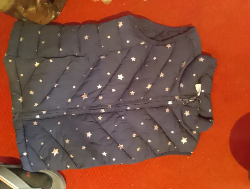 Chaleco acolchado azul con estrellas para niños