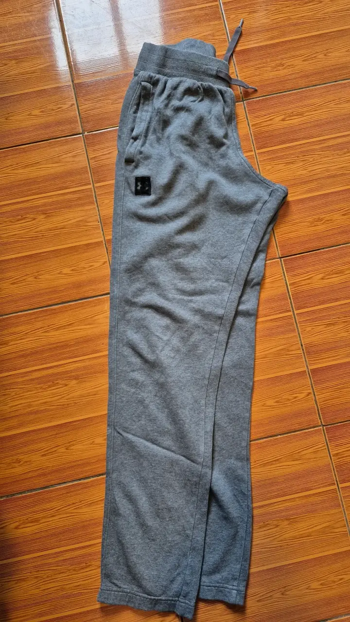 Pantalón deportivo gris Under Armour