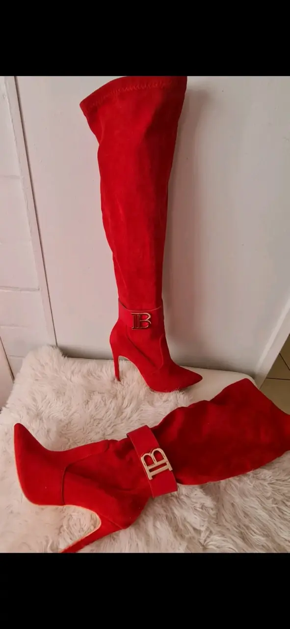 Botas largas rojas de tacón alto