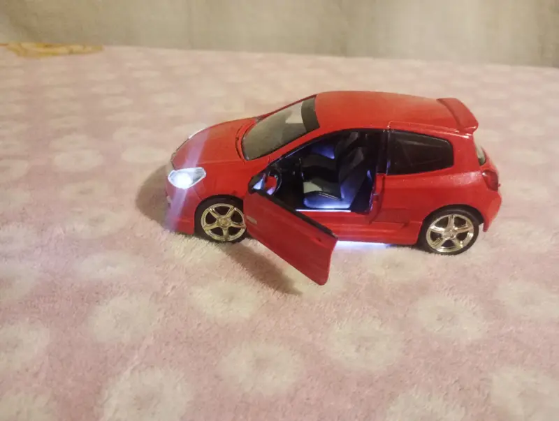 Auto a escala Renault Sport rojo - 3