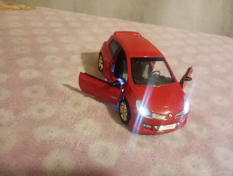 Auto a escala Renault Sport rojo - 4
