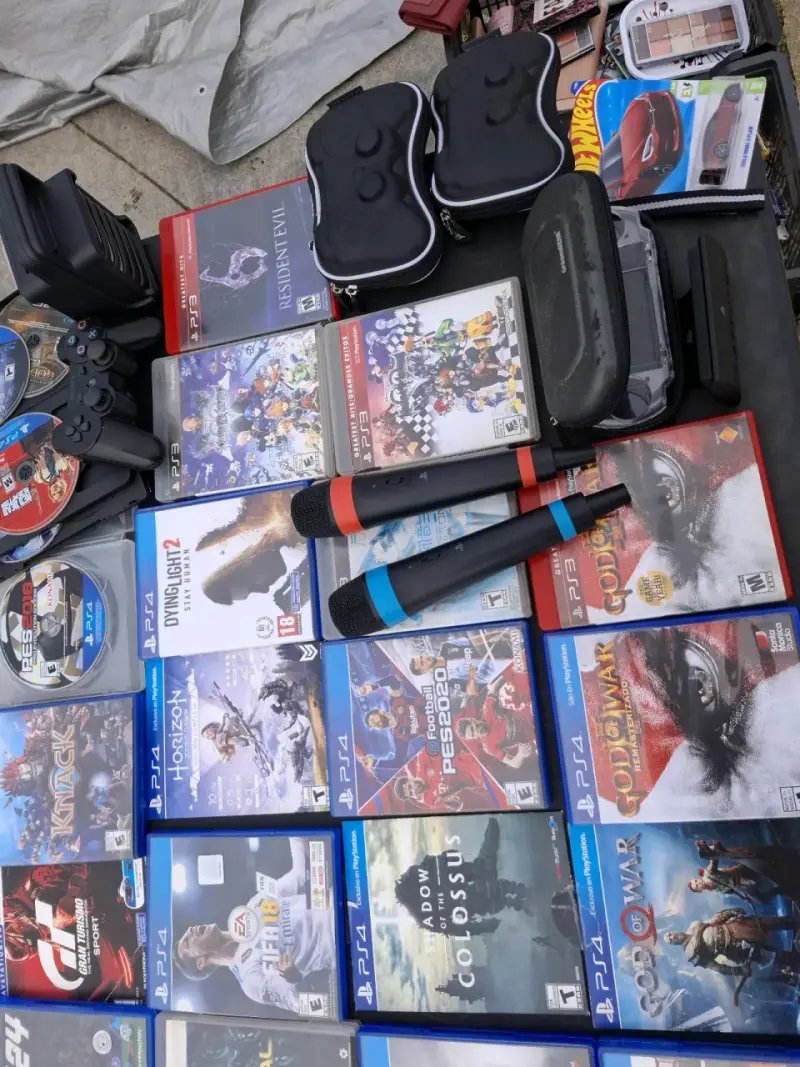 Colección de videojuegos PS3 y PS4 con accesorios - 1