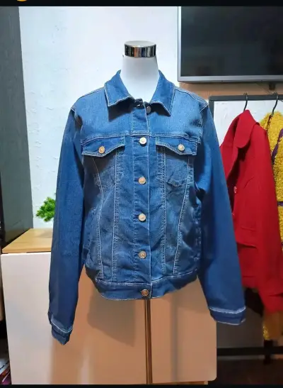 Chaqueta de mezclilla azul para mujer - miniatura 1