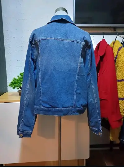 Chaqueta de mezclilla azul para mujer - miniatura 2