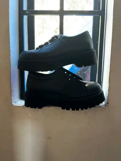 Zapatillas negras con plataforma gruesa - miniatura 2