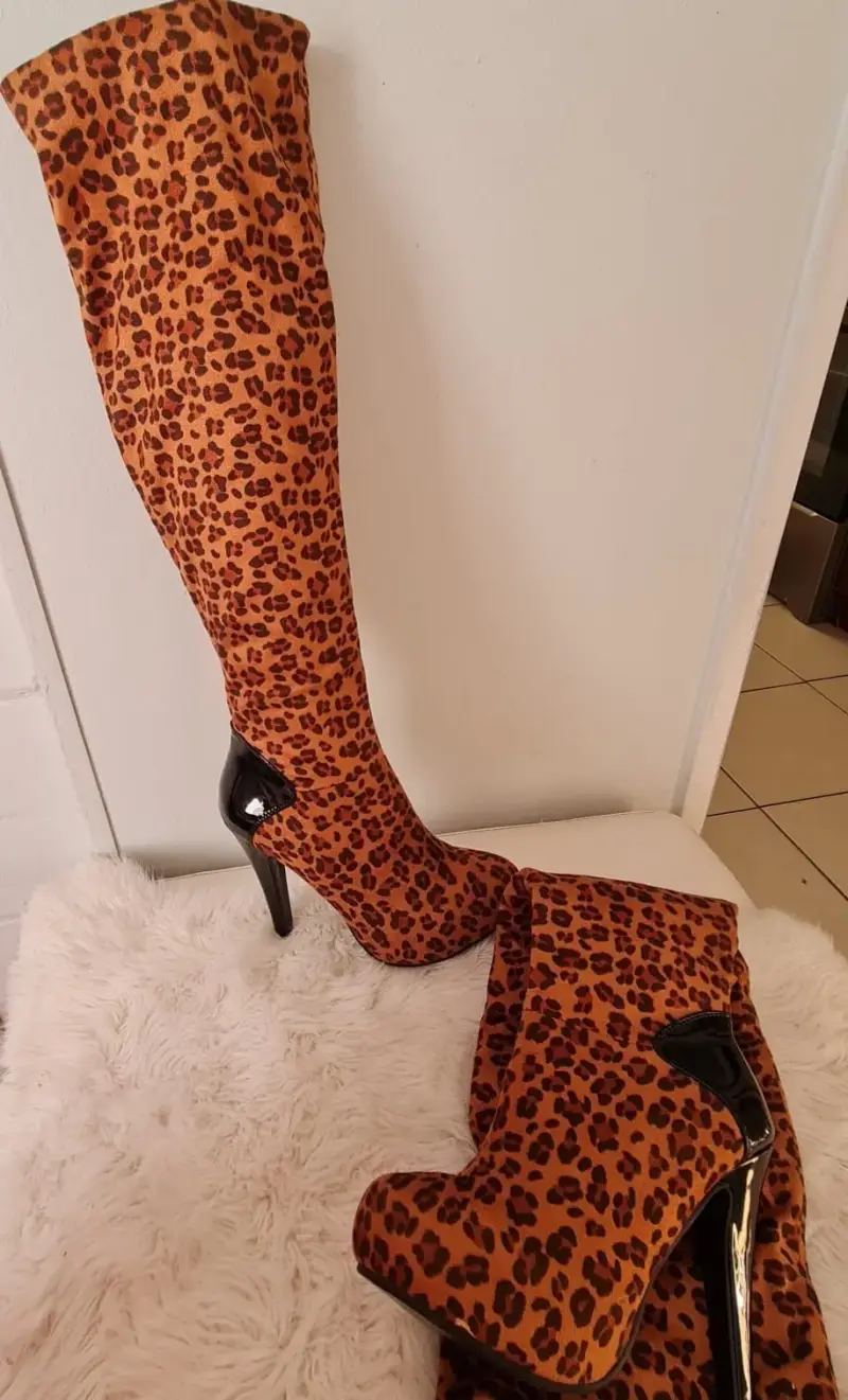 Botas altas de tacón animal print y rojas - 3