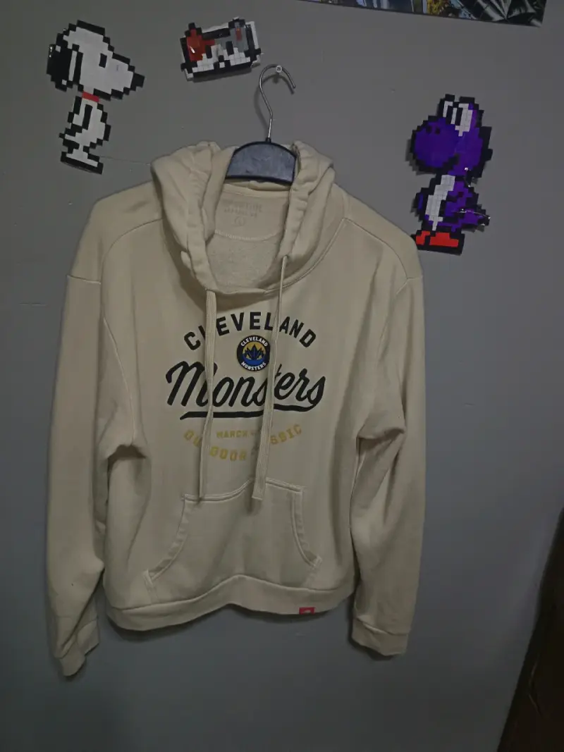 Polerón beige Cleveland Monsters con capucha