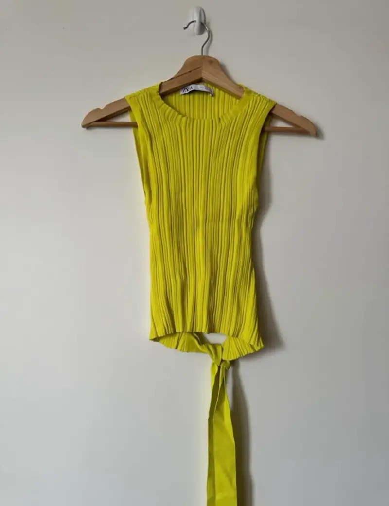 Top sin mangas amarillo Zara con lazo - 1