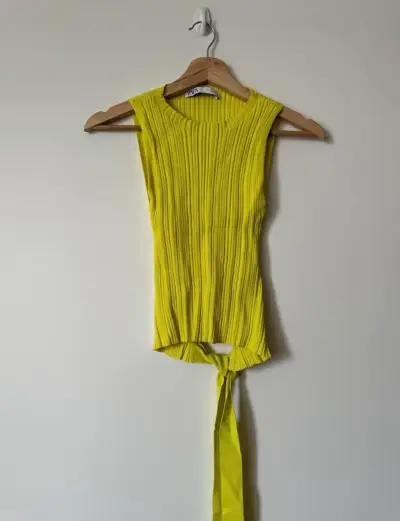 Top sin mangas amarillo Zara con lazo - miniatura 1