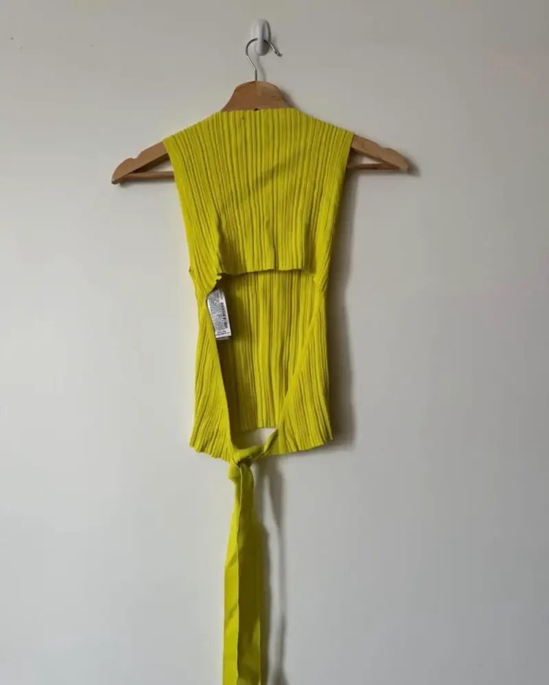 Top sin mangas amarillo Zara con lazo - 2