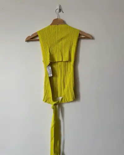Top sin mangas amarillo Zara con lazo - miniatura 2