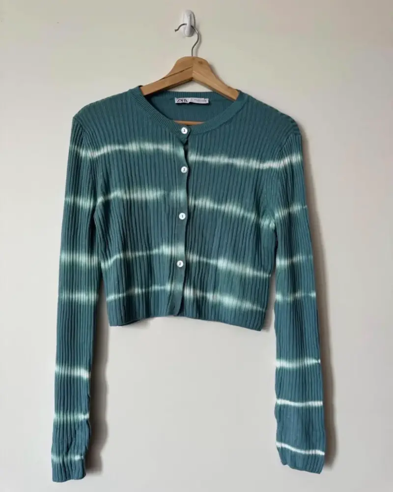Cardigan de punto azul con diseño tie-dye - 1