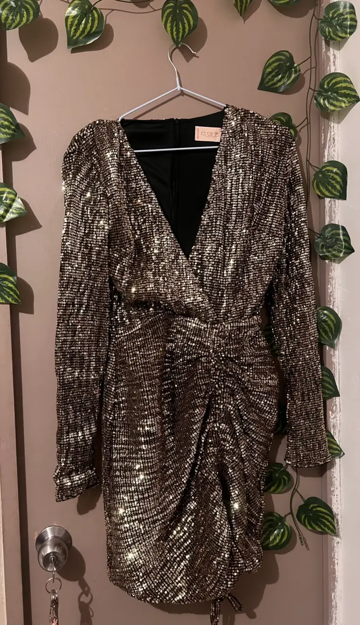 Vestido de lentejuelas doradas elegante