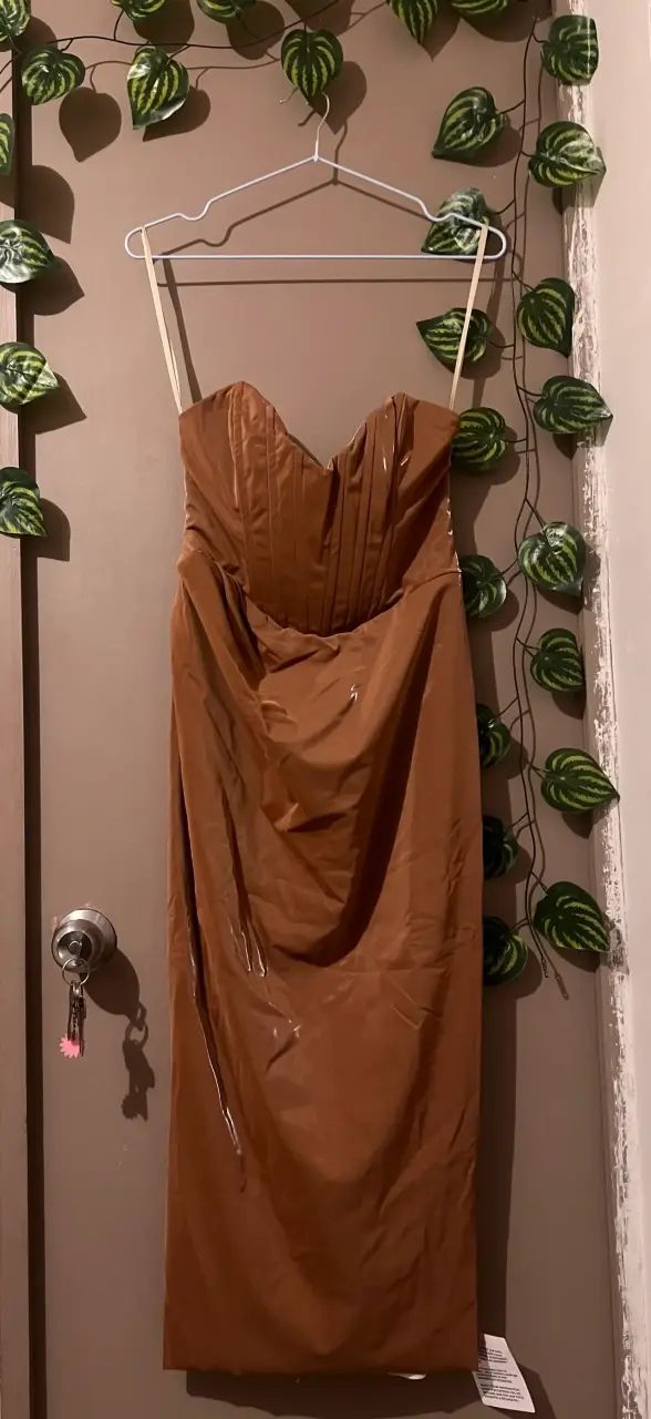 Vestido strapless marrón elegante