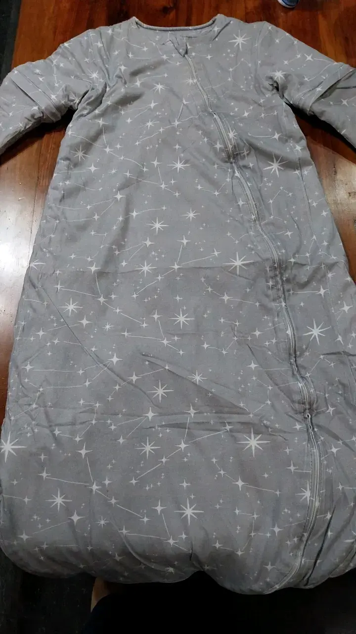 Saco de dormir para bebé gris con estrellas - 1