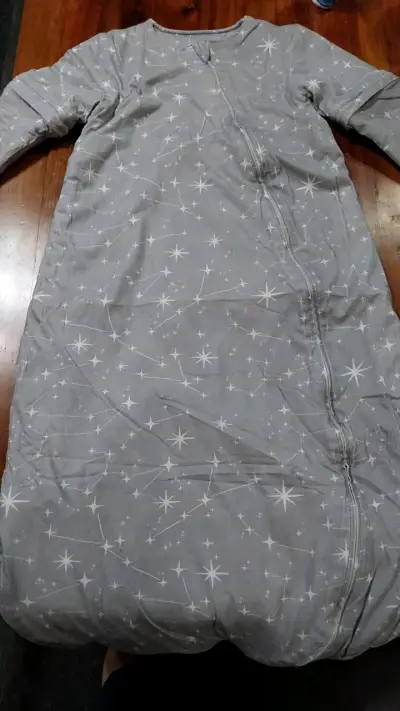 Saco de dormir para bebé gris con estrellas - miniatura 1