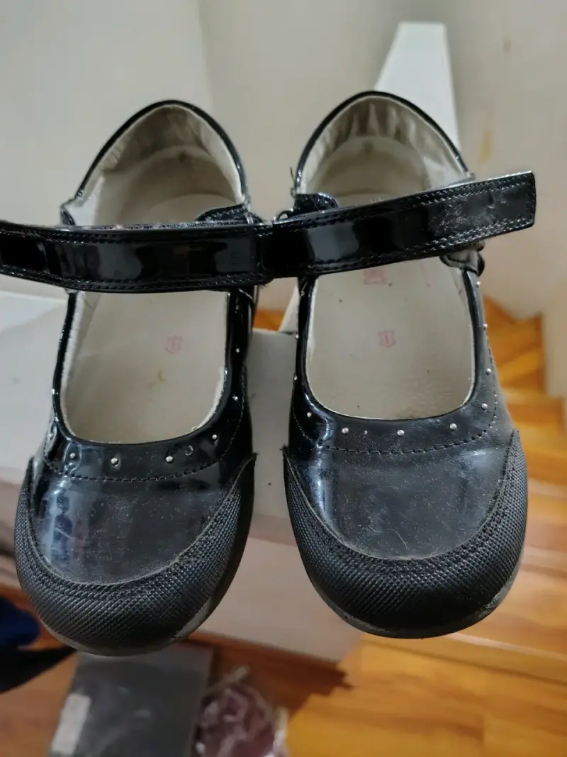 Zapatos de charol negro para niña con correa