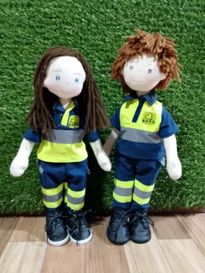 Muñecos de tela con uniforme de paramedico - miniatura 1