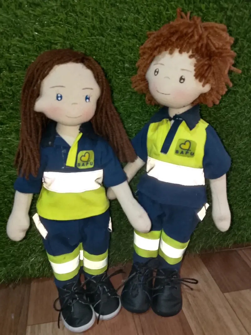 Muñecos de tela con uniforme de paramedico - 2