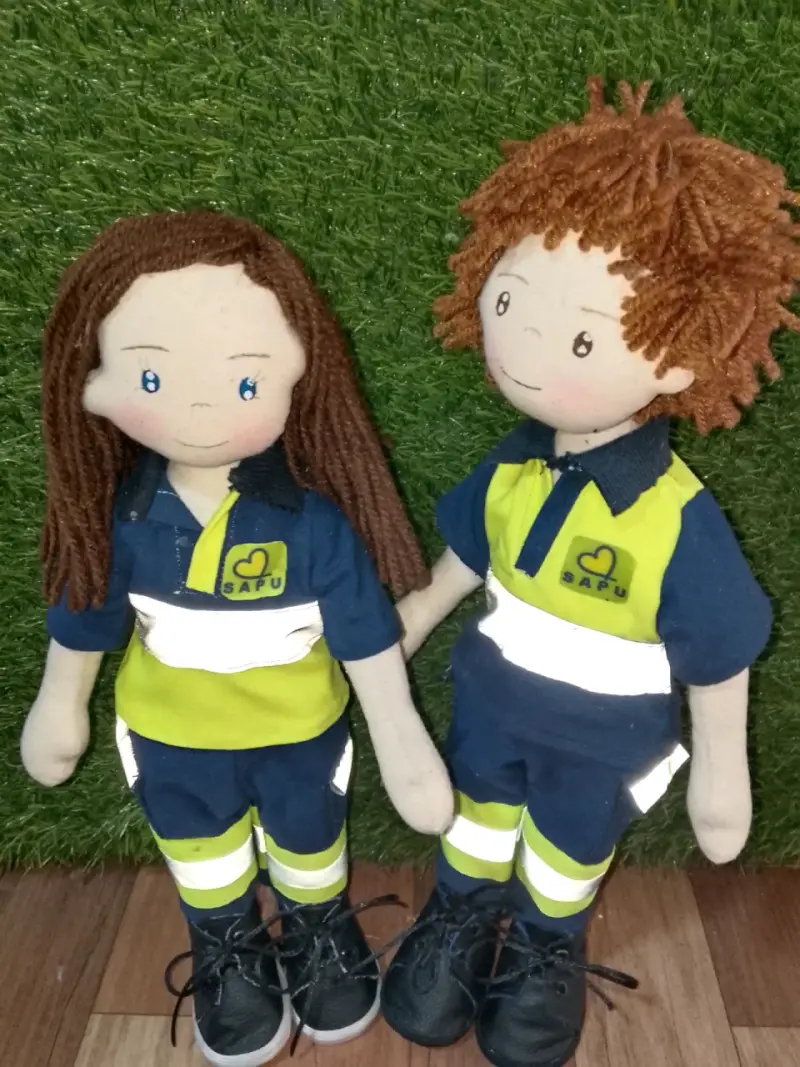Muñecos de tela con uniforme de paramedico - 3