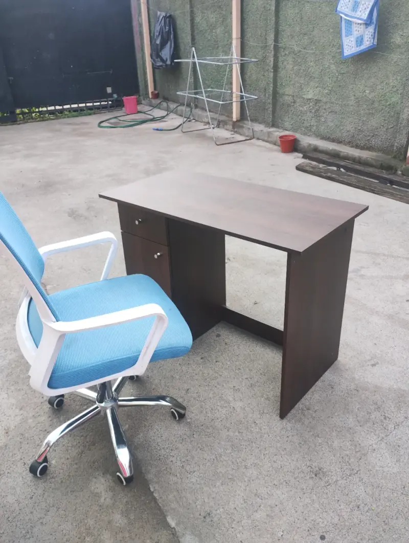 Escritorio de madera con silla giratoria azul - 1