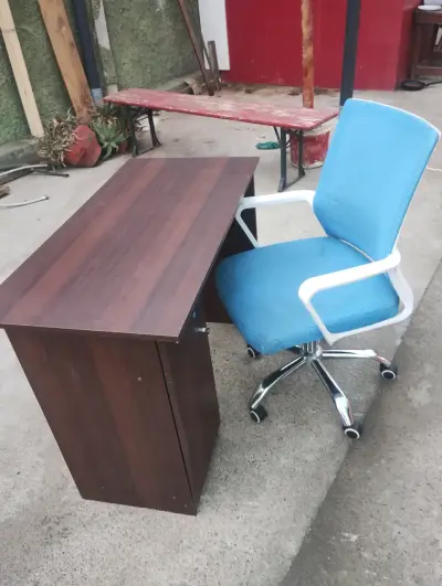 Escritorio de madera con silla giratoria azul - miniatura 2
