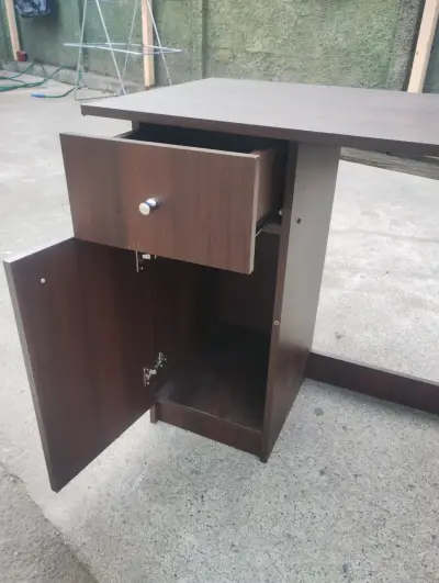 Escritorio de madera con silla giratoria azul - miniatura 3