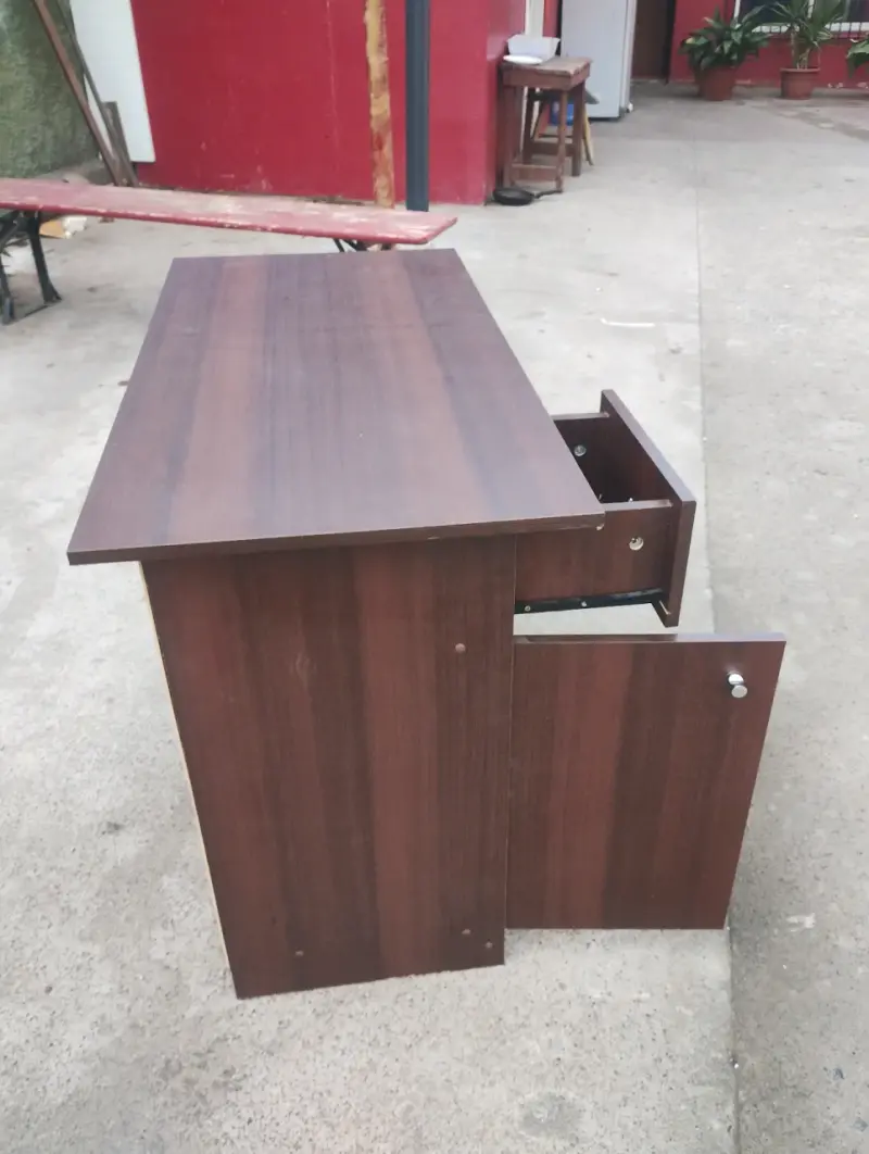 Escritorio de madera con silla giratoria azul - 4
