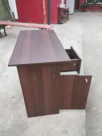 Escritorio de madera con silla giratoria azul - miniatura 4