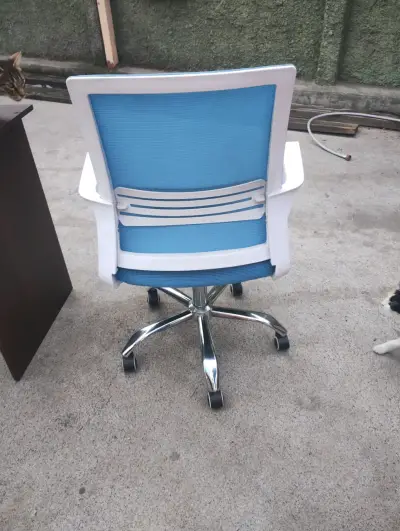 Escritorio de madera con silla giratoria azul - miniatura 5