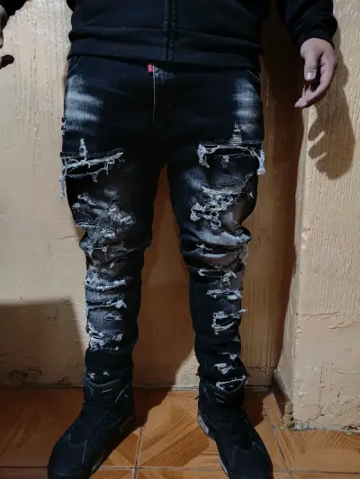 Jeans rasgados negros para hombre estilo urbano - miniatura 1