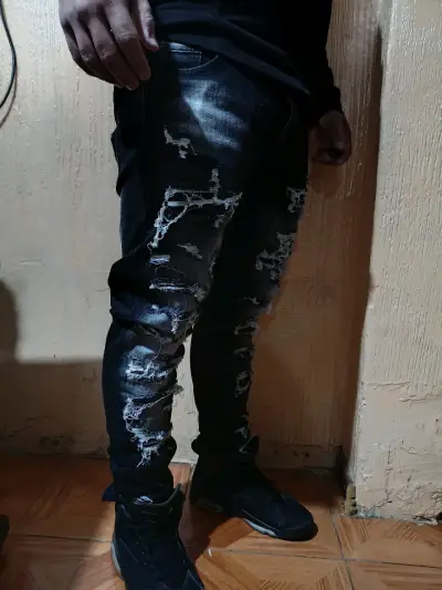 Jeans rasgados negros para hombre estilo urbano - miniatura 2