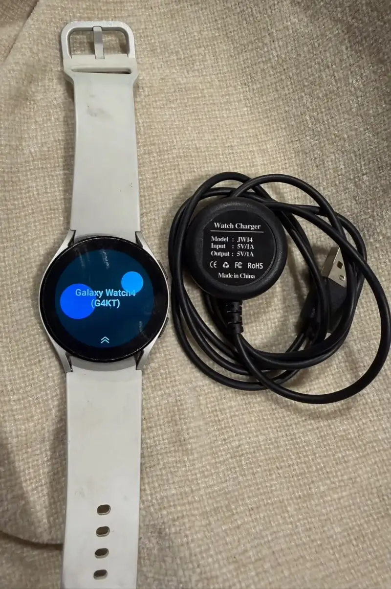 Samsung Galaxy Watch4 con cargador original