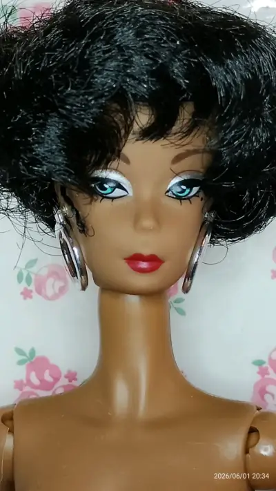 Muñeca coleccionable, articulada. - miniatura 2