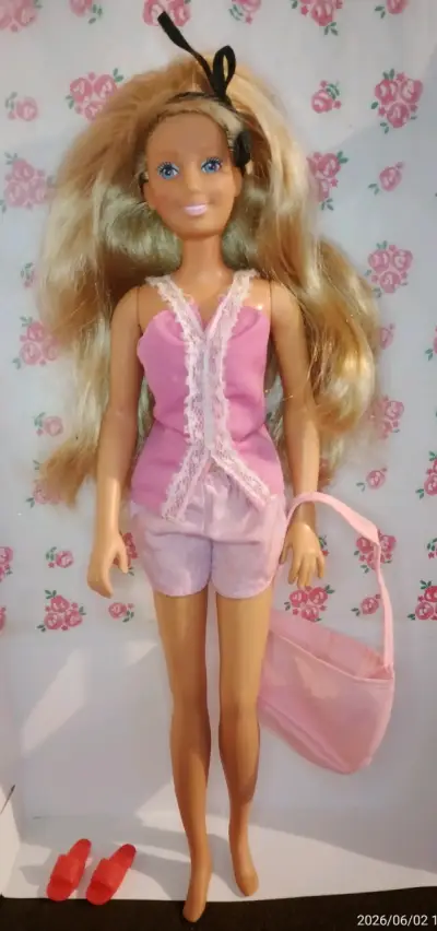 Muñeca Maxie hasbro, con ropa rosa. - miniatura 1