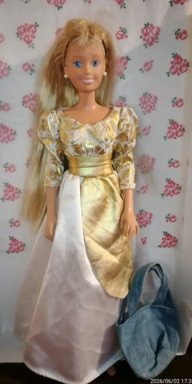 Muñeca Maxie hasbro, con ropa rosa. - 2
