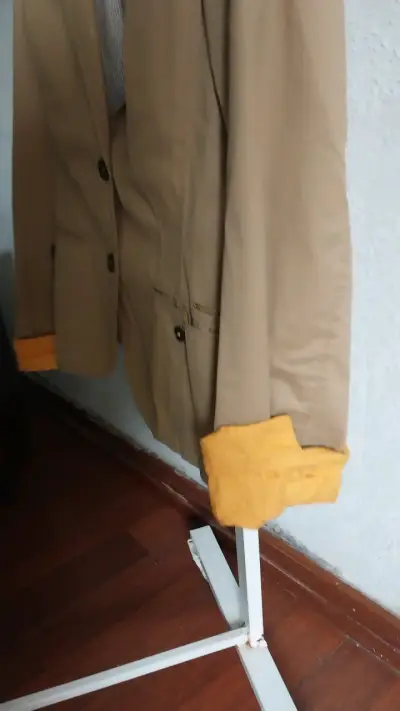 Blazer beige con detalles en puños - miniatura 1