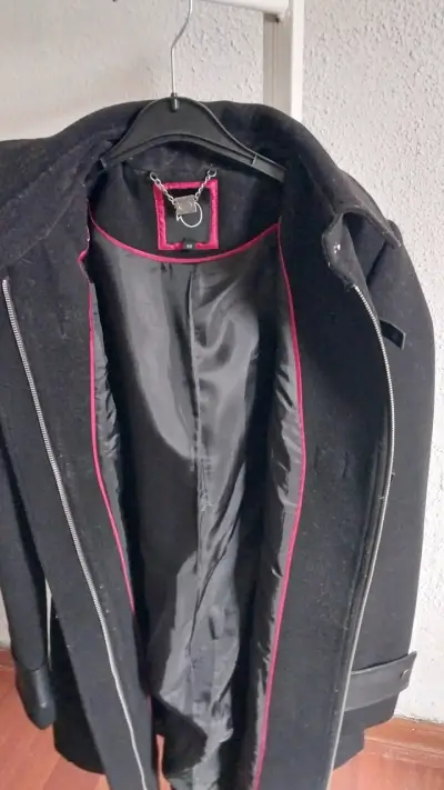 Abrigo negro de lana con detalles rojos - miniatura 1